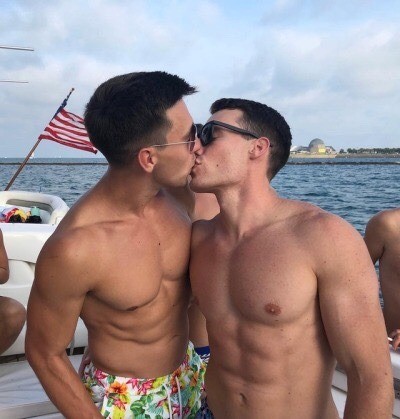 Erkek erkeğe öpüşmek