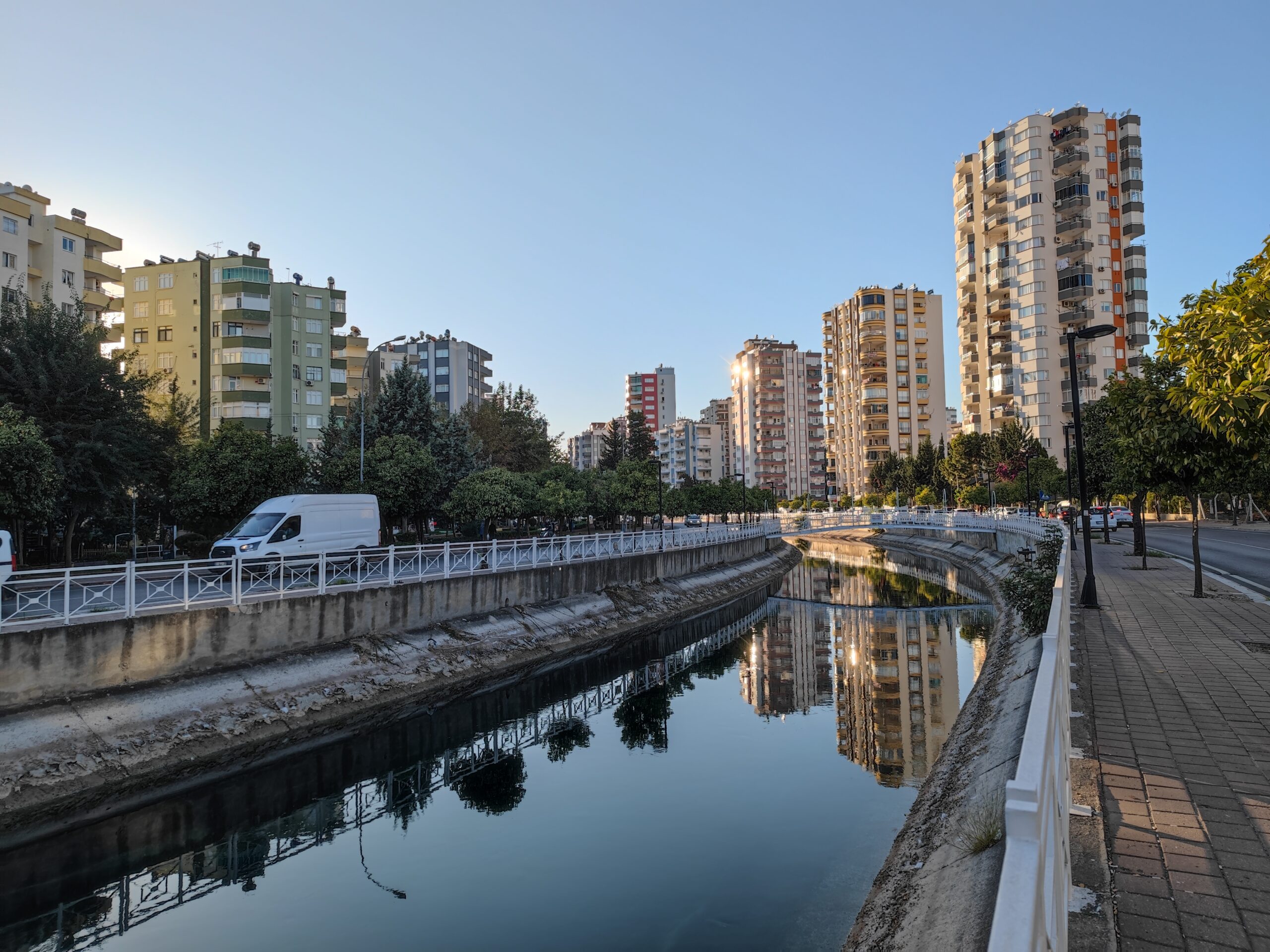 Xiaomi 11 ultra şehir manzarası kanal mavi bulvar
